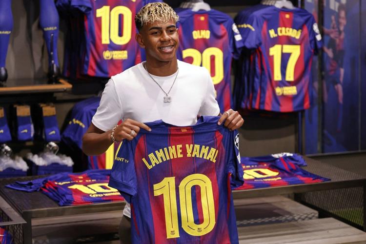 A constante troca de número de Lamine Yamal no FC Barcelona A constante troca de número de Lamine Yamal no FC Barcelona